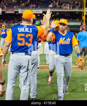 New York Mets shortstop Asdrubal Cabrera (13), droit, célèbre la victoire de son équipe sur les Nationals de Washington au Championnat National Park à Washington, DC le vendredi, 25 août 2017. Les mets a gagné le match 4 - 2. À gauche est l'entraîneur de troisième Glenn Sherlock (53). Credit : Sachs/Mediapunch (restriction : NO New York ou le New Jersey Journaux ou journaux dans un rayon de 75 km de la ville de New York) Banque D'Images