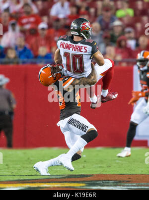 Tampa, Floride, USA. Août 26, 2017. Tampa Bay Buccaneers receveur Adam Humphries (10) fait une prise au 1er semestre dans le jeu entre les Cleveland Browns et les Tampa Bay Buccaneers chez Raymond James Stadium de Tampa, Floride. Del Mecum/CSM Crédit : Cal Sport Media/Alamy Live News Banque D'Images