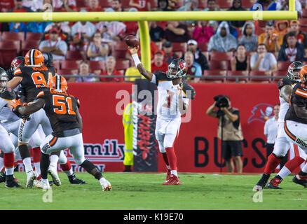 Tampa, Floride, USA. Août 26, 2017. Tampa Bay Buccaneers quarterback Jameis Winston (3) jette une note au 1er semestre dans le jeu entre les Cleveland Browns et les Tampa Bay Buccaneers chez Raymond James Stadium de Tampa, Floride. Del Mecum/CSM Crédit : Cal Sport Media/Alamy Live News Banque D'Images