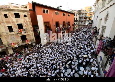 Ontinyent, Espagne. Août 25, 2017. Groupes des villages de Ontinyent recueillir sur une place pendant la Maures et Chrétiens Festival à Ontinyent, Espagne, le 25 août 2017. Ontinyent détient ce festival chaque année en mémoire des guerres entre chrétiens et musulmans, qui est connu sous le nom de "reconquête". Credit : Guo Qiuda/Xinhua/Alamy Live News Banque D'Images