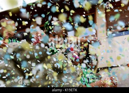 Ontinyent, Espagne. Août 25, 2017. Les gens participent à un défilé pendant la Maures et Chrétiens Festival à Ontinyent, Espagne, le 25 août 2017. Ontinyent détient ce festival chaque année en mémoire des guerres entre chrétiens et musulmans, qui est connu sous le nom de "reconquête". Credit : Guo Qiuda/Xinhua/Alamy Live News Banque D'Images