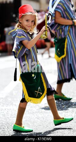 Ontinyent, Espagne. Août 25, 2017. Une fille est vu pendant la parade des Maures et Chrétiens Festival à Ontinyent, Espagne, le 25 août 2017. Ontinyent détient ce festival chaque année en mémoire des guerres entre chrétiens et musulmans, qui est connu sous le nom de "reconquête". Credit : Guo Qiuda/Xinhua/Alamy Live News Banque D'Images