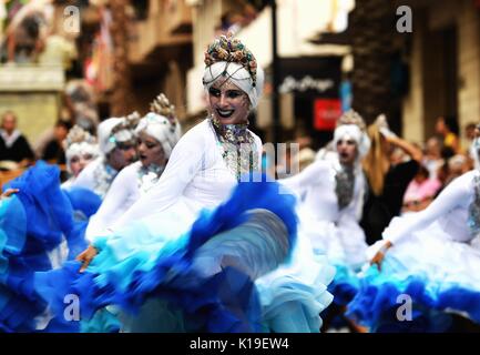 Ontinyent, Espagne. Août 25, 2017. Le défilé de danseurs Maures et Chrétiens durant le Festival à Ontinyent, Espagne, le 25 août 2017. Ontinyent détient ce festival chaque année en mémoire des guerres entre chrétiens et musulmans, qui est connu sous le nom de "reconquête". Credit : Guo Qiuda/Xinhua/Alamy Live News Banque D'Images