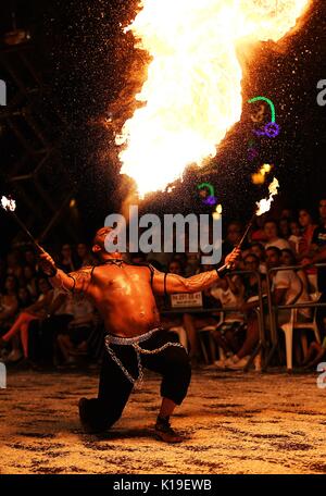 Ontinyent, Espagne. Août 25, 2017. Un homme effectue au cours de la Maures et Chrétiens Festival à Ontinyent, Espagne, le 25 août 2017. Ontinyent détient ce festival chaque année en mémoire des guerres entre chrétiens et musulmans, qui est connu sous le nom de "reconquête". Credit : Guo Qiuda/Xinhua/Alamy Live News Banque D'Images