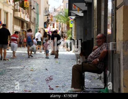 Ontinyent, Espagne. Août 25, 2017. Un homme est assis par la rue pour regarder un défilé pendant la Maures et Chrétiens Festival à Ontinyent, Espagne, le 25 août 2017. Ontinyent détient ce festival chaque année en mémoire des guerres entre chrétiens et musulmans, qui est connu sous le nom de "reconquête". Credit : Guo Qiuda/Xinhua/Alamy Live News Banque D'Images