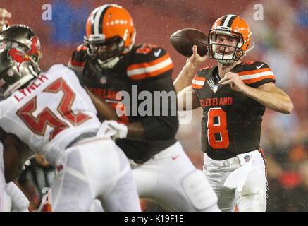 Tampa, Floride, USA. Août 26, 2017. MONICA HERNDON | fois.Cleveland Browns quarterback Kevin Hogan (8) lance une passe de touché pour le receveur Jordan Leslie (11) au cours de la deuxième moitié de l'équipe des Tampa Bay Buccaneers preseason match contre les Browns de Cleveland, chez Raymond James Stadium de Tampa, en Floride à la mi-temps le score est de 3-3. Credit : Monica Herndon/Tampa Bay Times/ZUMA/Alamy Fil Live News Banque D'Images