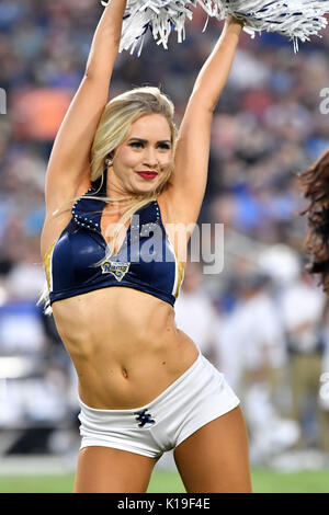 Los Angeles, USA. 26 août, 2017.Les Los Angeles Rams Cheerleaders effectuer en action dans la seconde moitié au cours de la NFL football jeu. Les Los Angeles Rams contre les Los Angeles Chargers au Los Angeles Memorial Coliseum de Los Angeles, Californie.Mandatory Crédit photo : Louis Lopez/CSM Banque D'Images