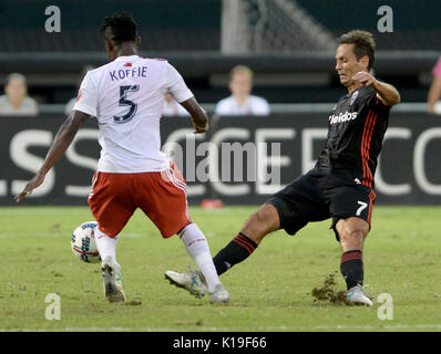 Washington, DC, USA. Août 26, 2017. 20170826 - D.C. United terrain MARCELO SARVAS (7) frappe la balle de New England Revolution terrain GERSHON KOFFIE (5) dans la première moitié au Stade RFK à Washington. Credit : Chuck Myers/ZUMA/Alamy Fil Live News Banque D'Images