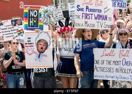 Los Angeles, Californie, USA. Août 26, 2017. Les gens se rassemblent dans le centre-ville de Los Angeles pour commémorer le 97e anniversaire du 19e amendement, qui accorde aux femmes le droit de vote en août 1920. Crédit : Brian Cahn/ZUMA/Alamy Fil Live News Banque D'Images