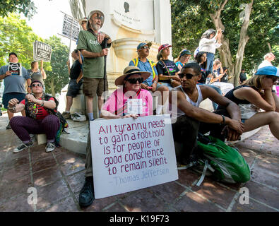 Los Angeles, Californie, USA. Août 26, 2017. Les gens se rassemblent dans le centre-ville de Los Angeles pour commémorer le 97e anniversaire du 19e amendement, qui accorde aux femmes le droit de vote en août 1920. Crédit : Brian Cahn/ZUMA/Alamy Fil Live News Banque D'Images