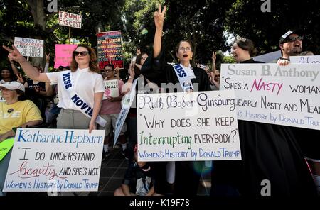 Los Angeles, Californie, USA. Août 26, 2017. Les gens se rassemblent dans le centre-ville de Los Angeles pour commémorer le 97e anniversaire du 19e amendement, qui accorde aux femmes le droit de vote en août 1920. Crédit : Brian Cahn/ZUMA/Alamy Fil Live News Banque D'Images