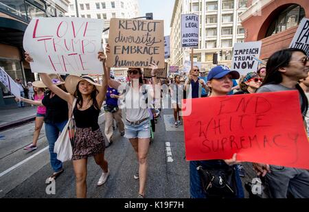 Los Angeles, Californie, USA. Août 26, 2017. Les gens se rassemblent dans le centre-ville de Los Angeles pour commémorer le 97e anniversaire du 19e amendement, qui accorde aux femmes le droit de vote en août 1920. Crédit : Brian Cahn/ZUMA/Alamy Fil Live News Banque D'Images