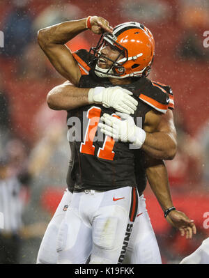 Tampa, Floride, USA. Août 26, 2017. MONICA HERNDON | fois.Cleveland Browns receveur Jordan Leslie (11) célèbre la passe de touché un quart-arrière des Cleveland Browns Kevin Hogan (8) au cours de la deuxième moitié de l'équipe des Tampa Bay Buccaneers preseason match contre les Browns de Cleveland, chez Raymond James Stadium de Tampa, en Floride à la mi-temps le score est de 3-3. Credit : Monica Herndon/Tampa Bay Times/ZUMA/Alamy Fil Live News Banque D'Images