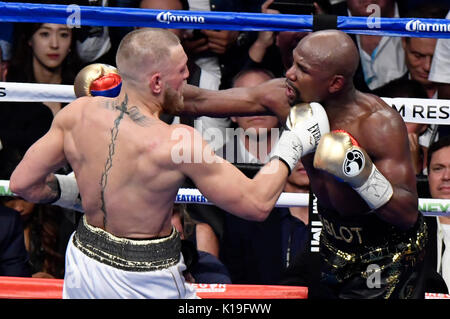 Las Vegas, Nevada, USA. 26 août, 2017. Las Vegas NV, USA. Août 26, 2017. ( En blk-gld trunks) Floyd Mayweather Jr.va 10 tours avec Conor McGregor samedi à la T-Mobile Arena de Las Vegas. Floyd Mayweather Jr. a pris la victoire par KO technique que la lutte a été arrêter dans la 10e ronde. C'était le dernier combat Floyd se terminant à 50 victoires.Photos par Gene Blevins/LA DailyNews/SCNG/ZumaPress. Credit : Gene Blevins/ZUMA/Alamy Fil Live News Banque D'Images