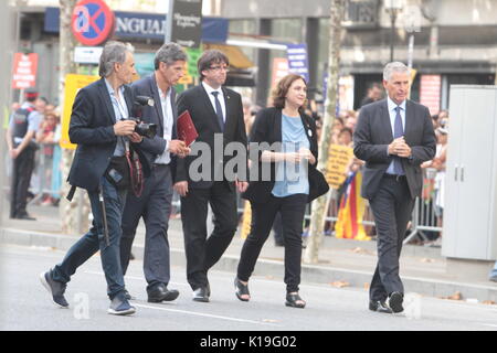 Barcelone, Espagne. 26 août, 2017. Maire de Barcelone Ada Colau et président régional de la Catalogne Carles Puigdemont au cours de la démonstration condamnant les attentats qui ont tué 15 personnes la semaine dernière à Barcelone, Espagne, Samedi, Août 26, 2017. Más Información Gtres Crédit : Comuniación sur ligne, S.L./Alamy Live News Banque D'Images