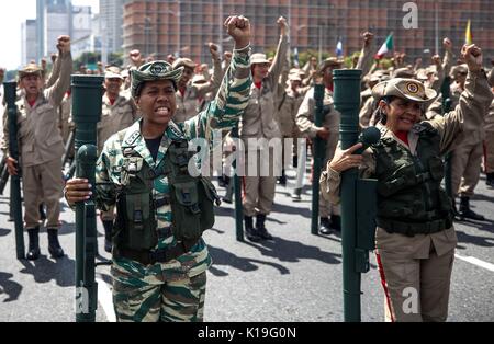 Caracas, Venezuela. Août 26, 2017. Photo fournie par le ministère de l'Intérieur et de la Justice du Venezuela montre des membres des forces de sécurité de prendre part à un exercice militaire à Caracas, Venezuela, le 26 août 2017. Le ministre de la Défense vénézuélien Vladimir Padrino Lopez le samedi a annoncé le début d'un exercice militaire à l'échelle nationale, visant à maintenir le pays prêt pour la bataille dans le cas d'une invasion étrangère. Source : Ministère de l'Intérieur et de la Justice/Xinhua/Alamy Live News Banque D'Images