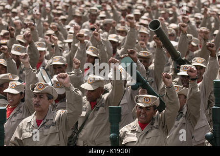 Caracas, Venezuela. Août 26, 2017. Les membres des forces de sécurité de prendre part à un exercice militaire à Caracas, Venezuela, le 26 août 2017. Le ministre de la Défense vénézuélien Vladimir Padrino Lopez le samedi a annoncé le début d'un exercice militaire à l'échelle nationale, visant à maintenir le pays prêt pour la bataille dans le cas d'une invasion étrangère. Credit : Boris Vergara/Xinhua/Alamy Live News Banque D'Images