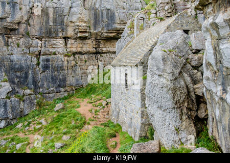 La Chapelle St Govan, près de Castlemartin, Pembrokeshire, Pays de Galles, Royaume-Uni Banque D'Images