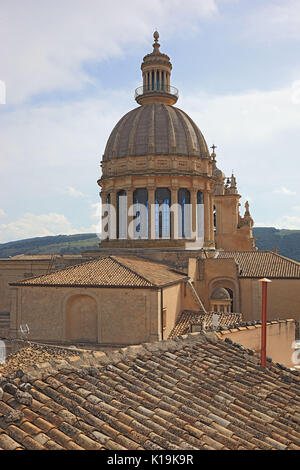La Sicile, de la vieille ville de Raguse, le dôme de l'église San Giorgio ou la cathédrale Saint George dans le district de la fin du Baroque de Ragusa Ibla, Unesco Banque D'Images