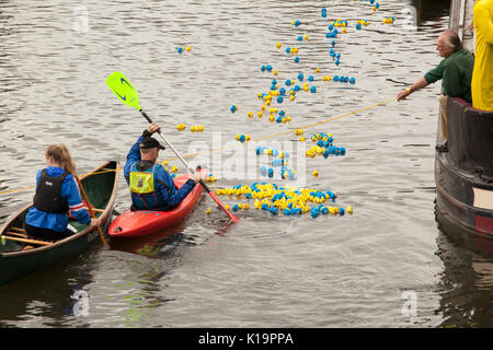 Voies navigables newbury course de canards 2017 festival Banque D'Images