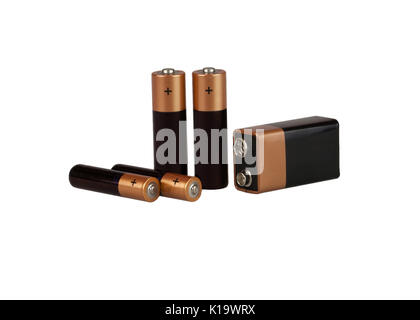 Cinq batteries différentes, de type AAA, type AA, type PP3, sur fond blanc, isolé Banque D'Images
