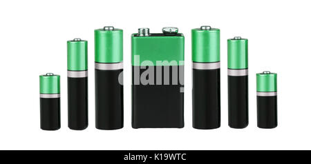 Sept différentes batteries écologiques dans une seule ligne, type AAA, type AA, type PP3, sur fond blanc, isolé Banque D'Images