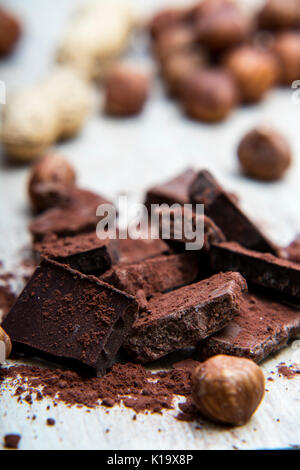 Close-up d'un tas de chocolat aux noix couvertes dans la poudre de cacao Banque D'Images