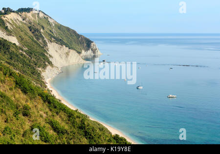 La mer Adriatique et la baie d'été Mezzavalle Spiaggia plage près de Portonovo et villes d'Ancône dans la région des Marches. L'Italie, Riviera del Conero. Les gens unrecognizab Banque D'Images