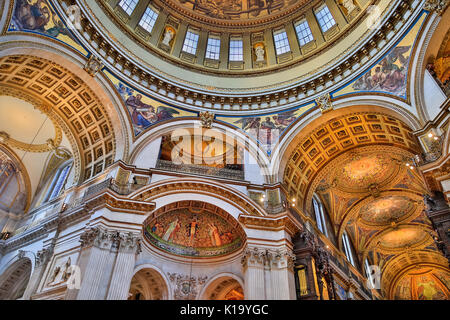 La Cathédrale St Paul, vue de l'intérieur jusqu'au plafond et des peintures, des sculptures et des décorations dorées de l'intérieur de la coupole, London UK Banque D'Images