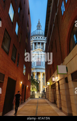 Vue vers la Cathédrale St Paul, entre les bâtiments par ruelle étroite, Londres UK Banque D'Images