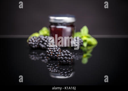 Confiture dans un pot. Confiture de fruits maison Banque D'Images