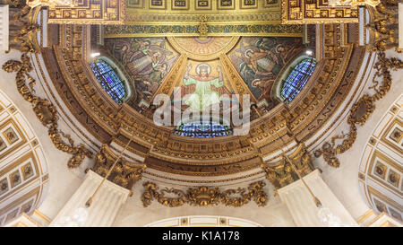La Cathédrale St Paul, vue de l'intérieur jusqu'au plafond et murs peints, sculptures, mosaïques et décorations dorées de l'intérieur de la coupole, London UK Banque D'Images