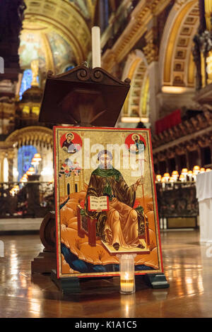 La Cathédrale St Paul de l'intérieur, vue sur le podium et stalles du choeur derrière, Londres UK Banque D'Images