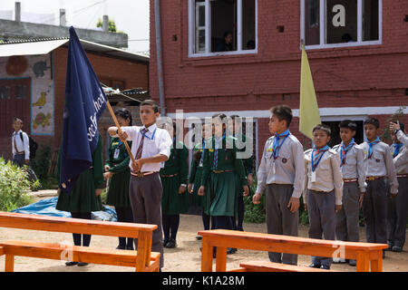 Les enfants de l'école dans la ville rurale de Dhulikhel Nepal jouer à des jeux au cours d'une pause de la salle de classe Banque D'Images