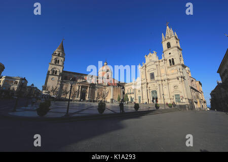 La Sicile, à gauche la cathédrale Maria Santissima Annunziata et à droite la basilique dei Santi Pietro e Paolo sur la Piazza del Duomo de la ville o Banque D'Images