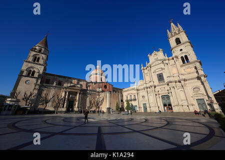 La Sicile, à gauche la cathédrale Maria Santissima Annunziata et à droite la basilique dei Santi Pietro e Paolo sur la Piazza del Duomo de la ville o Banque D'Images