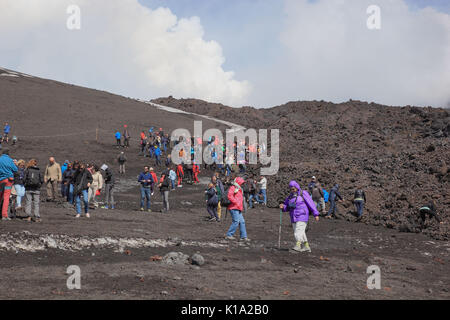 La Sicile, groupe touristique dans le volcan paysage à l'Etna Banque D'Images