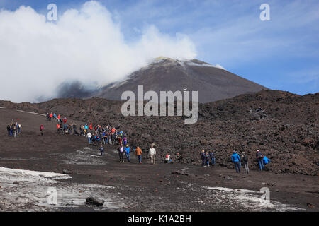 La Sicile, paysage volcanique avec les touristes et les fumeurs de l'Etna de pointe Banque D'Images