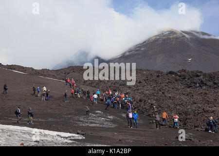 La Sicile, paysage volcanique avec les touristes et les fumeurs de l'Etna de pointe Banque D'Images