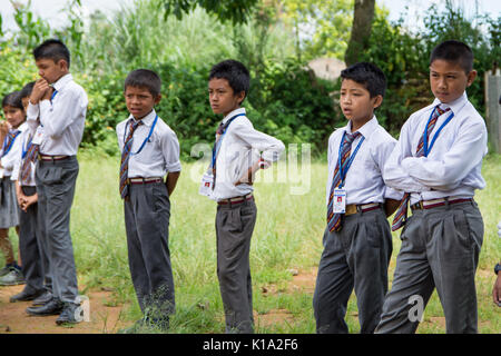 Les enfants de l'école dans la ville rurale de Dhulikhel Nepal jouer à des jeux au cours d'une pause de la salle de classe Banque D'Images