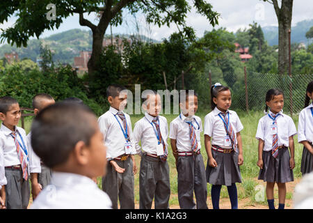 Les enfants de l'école dans la ville rurale de Dhulikhel Nepal jouer à des jeux au cours d'une pause de la salle de classe Banque D'Images