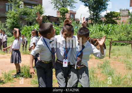 Les enfants de l'école dans la ville rurale de Dhulikhel Nepal jouer à des jeux au cours d'une pause de la salle de classe Banque D'Images