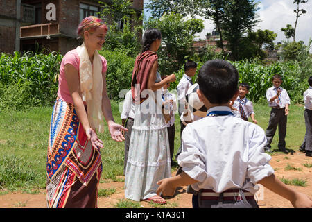 Les enfants de l'école dans la ville rurale de Dhulikhel Nepal jouer à des jeux au cours d'une pause de la salle de classe Banque D'Images