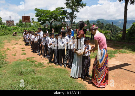 Les enfants de l'école dans la ville rurale de Dhulikhel Nepal jouer à des jeux au cours d'une pause de la salle de classe Banque D'Images