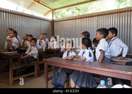 Les enfants de l'école dans la ville rurale de Dhulikhel Nepal jouer à des jeux au cours d'une pause de la salle de classe Banque D'Images