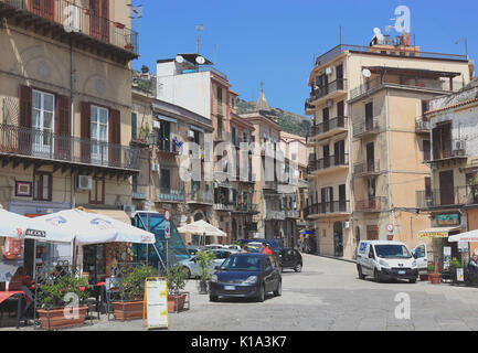 La Sicile, la ville de Monreale, maisons à Piazza V. Emanuele Banque D'Images