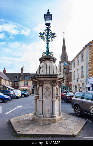 Dire sur le monument à Uppingham. Ce monument est érigé par l'/ habitants d'UPPINGHAM / / EN AIMANT ET LOYAL / DE L'FIFTI / Commémoration Banque D'Images