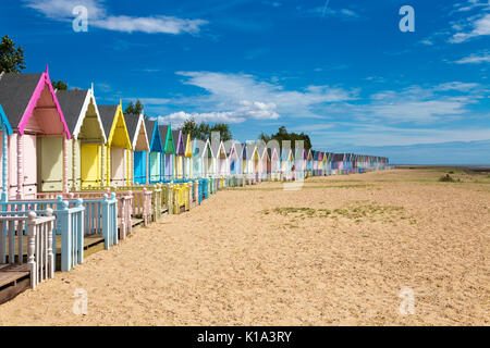 Rangée de cabines colorées sur l'île de Mersea, UK Banque D'Images