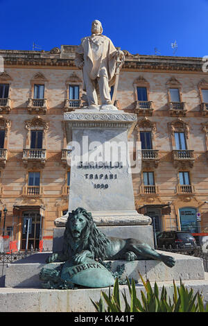 La Sicile, la ville de Trapani, la statue de Giuseppe Garibaldi à la Piazza Garibaldi Banque D'Images