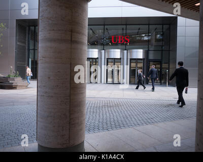 Les piétons et les employés de bureau sont passés, le siège de l'UBS, Broadgate, Londres Banque D'Images